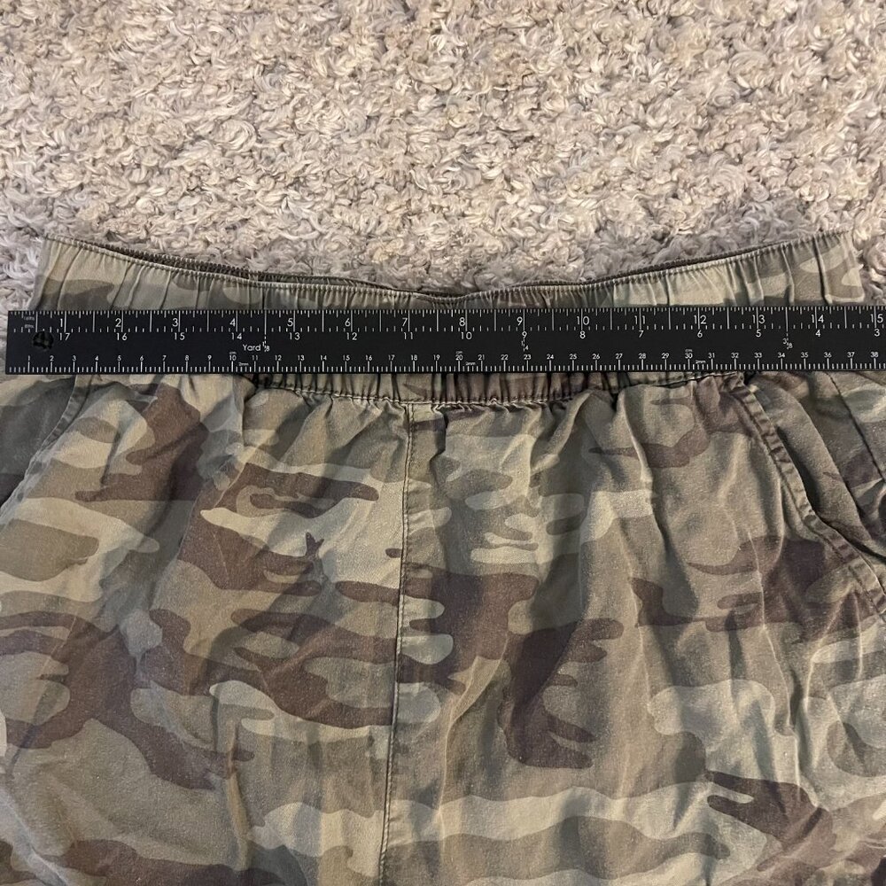 Camo Elastic Waist Shorts Social Standard Sanctuary M - Picture 2 of 6